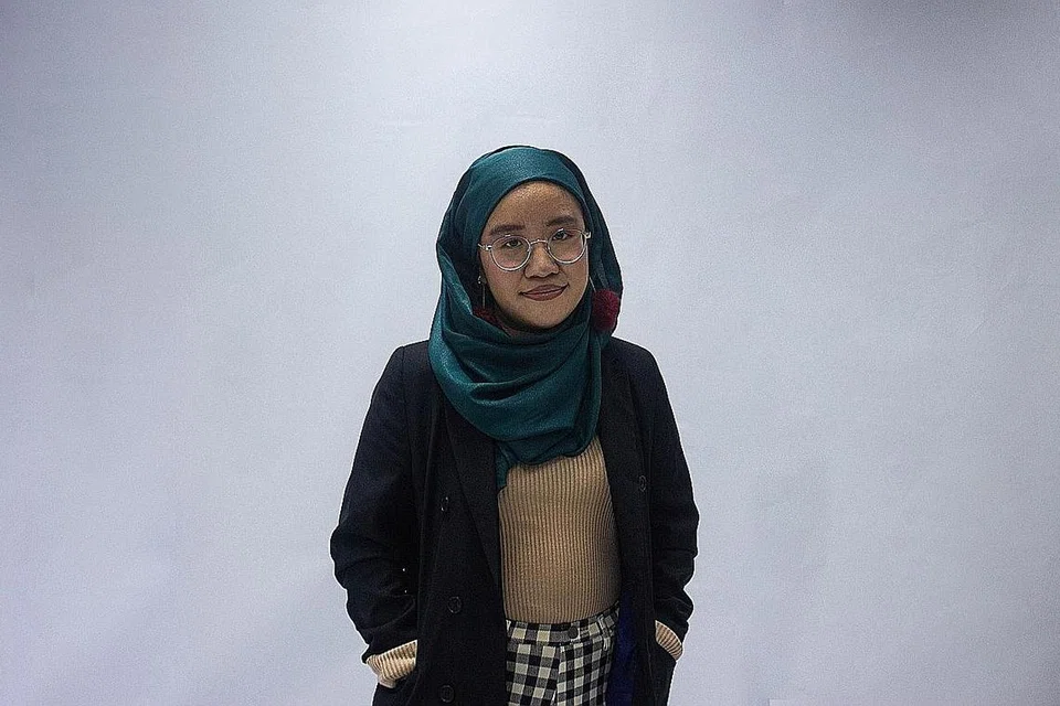 PAPAR KARYA: Cik Nur Ili Norazip (atas), 22 tahun merupakan antara 10 pereka fesyen muda yang memaparkan rekaan mereka di pertunjukan fesyen graduan tersebut yang bertemakan Singularity di Studio Teater, Sekolah Seni Singapura (Sota). Beliau muncul pemenang Anugerah Akademik Terbaik di Pertunjukan Fesyen Graduan Institut Pembangunan Pengurusan Singapura (MDIS) 2019. - Foto MDIS