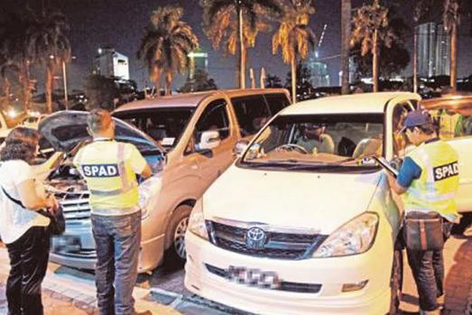 LAKUKAN PEMERIKSAAN: Anggota Suruhanjaya Pengangkutan Awam Darat menahan dan memeriksa kereta sapu yang membawa penumpang ke Singapura dalam Ops Sapu. - Foto HARIAN METRO.