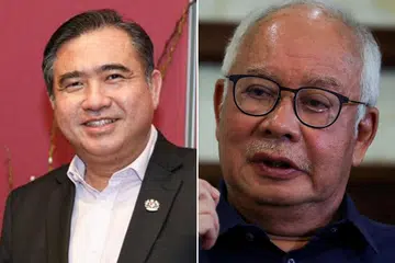 BUKAN PENDIRIAN KERAJAAN: Menteri Pengangkutan Malaysia, Encik Anthony Loke (atas kiri) berkata isu pengampunan diraja mantan perdana menteri Najib Tun Razak (kanan) bukan pendirian kerajaan, sebaliknya adalah keputusan yang diambil Umno sebagai parti politik. - Foto-Foto fail