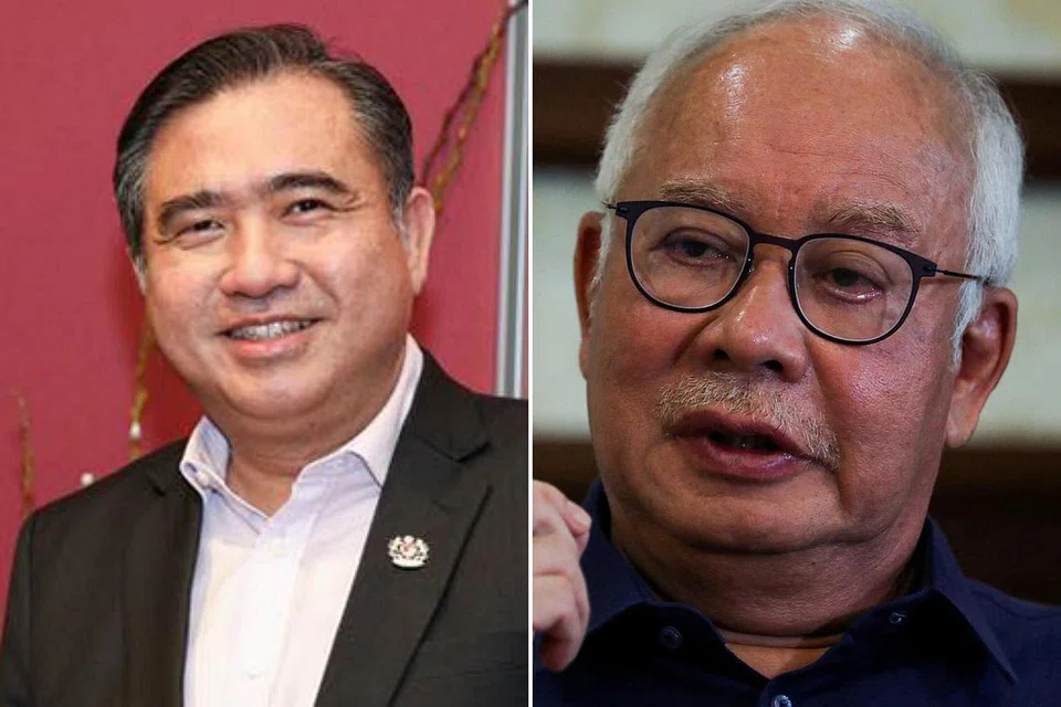 BUKAN PENDIRIAN KERAJAAN: Menteri Pengangkutan Malaysia, Encik Anthony Loke (atas kiri) berkata isu pengampunan diraja mantan perdana menteri Najib Tun Razak (kanan) bukan pendirian kerajaan, sebaliknya adalah keputusan yang diambil Umno sebagai parti politik. - Foto-Foto fail