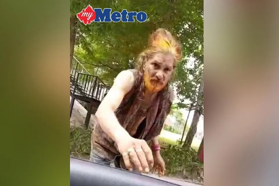 TERSEBAR DI FACEBOOK: Petikan video yang menunjukkan Ben Nathan menghulurkan tangan untuk menerima sumbangan seseorang daripada kereta dan bercakap-cakap tentang lagunya. - Foto HARIAN METRO