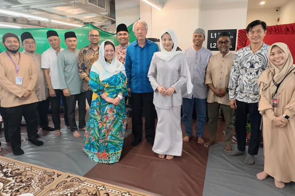 Anggota Parlimen (AP) GRC Pasir Ris-Punggol, Encik Janil Puthucheary (enam dari kiri); Cik Yeo Wan Ling (tujuh dari kiri); Encik Sharael Taha (lapan dari kiri); Encik Teo Chee Hean (tujuh dari kanan); Encik Desmond Tan (dua dari kanan), serta AP SMC Punggol West, Cik Sun Xueling (lima dari kanan), di majlis berbuka puasa di Masjid Al Islah pada 10 Mac. 