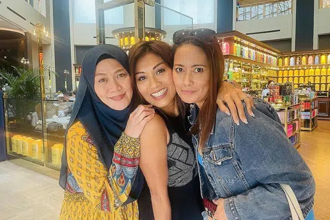 'GADIS' GELORA : Tiga wanita yang pernah memegang watak utama dalam drama 'soap opera' Gelora kekal cantik sampai sekarang. Fauziah Abdullah (kanan) lepaskan rindu berjumpa dengan para pelakon Rahimah Yusoff (tengah) dan Suzana Kassim (kiri). - Foto BH oleh RUBIAH MOHD