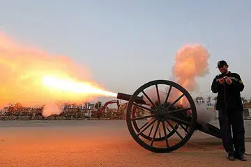 MERIAM FATIMAH: Seorang pegawai polis Mesir menembak meriam di Kahirah bagi menandakan masuk waktu maghrib, sekali gus masa buka puasa. - Foto fail REUTERS