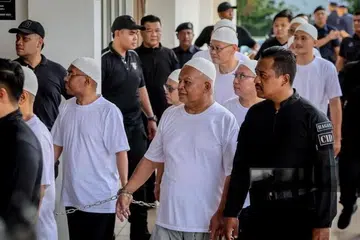 Ketua Pegawai Eksekutif (CEO), Global Ikhwan Service and Business Holdings, Nasiruddin Mohd Ali (dua dari kanan), dan 21 individu pengurusan tertinggi Global Ikhwan ketika didakwa di Mahkamah Selayang, Selangor, pada 23 Disember 2024 atas tuduhan menjadi anggota kumpulan jenayah terancang. Ajaran pegangan dan fahaman yang dibawa Global Ikhwan telah difatwakan sebagai ajaran sesat oleh Majlis Kebangsaan Bagi Hal Ehwal Agama Islam Malaysia (MKI) pada 2024.