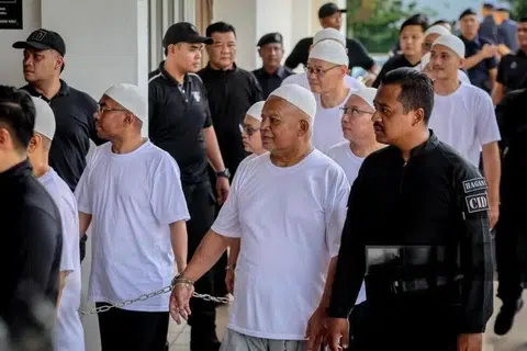 Ketua Pegawai Eksekutif (CEO) Global Ikhwan Service and Business Holdings, Encik Nasiruddin Mohd Ali (dua dari kanan), dan 21 individu pengurusan tertinggi Global Ikhwan ketika didakwa di Mahkamah Selayang, Selangor, pada 23 Disember 2024 atas tuduhan menjadi anggota kumpulan jenayah terancang. Ajaran pegangan dan fahaman yang dibawa Global Ikhwan telah difatwakan sebagai ajaran sesat oleh Majlis Kebangsaan Bagi Hal Ehwal Agama Islam Malaysia (MKI) pada 2024.