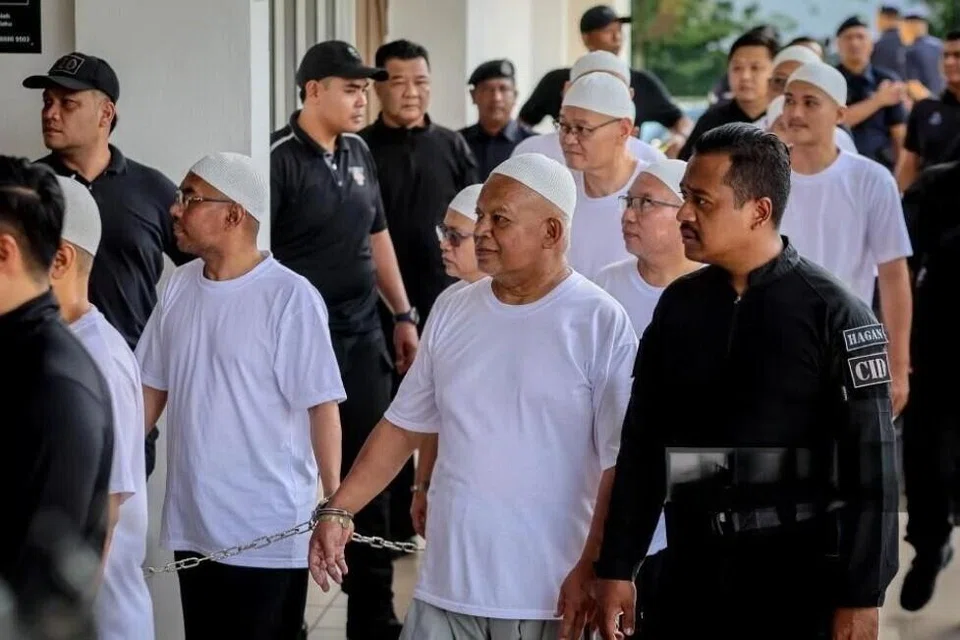 Ketua Pegawai Eksekutif (CEO), Global Ikhwan Service and Business Holdings, Nasiruddin Mohd Ali (dua dari kanan), dan 21 individu pengurusan tertinggi Global Ikhwan ketika didakwa di Mahkamah Selayang, Selangor, pada 23 Disember 2024 atas tuduhan menjadi anggota kumpulan jenayah terancang. Ajaran pegangan dan fahaman yang dibawa Global Ikhwan telah difatwakan sebagai ajaran sesat oleh Majlis Kebangsaan Bagi Hal Ehwal Agama Islam Malaysia (MKI) pada 2024.