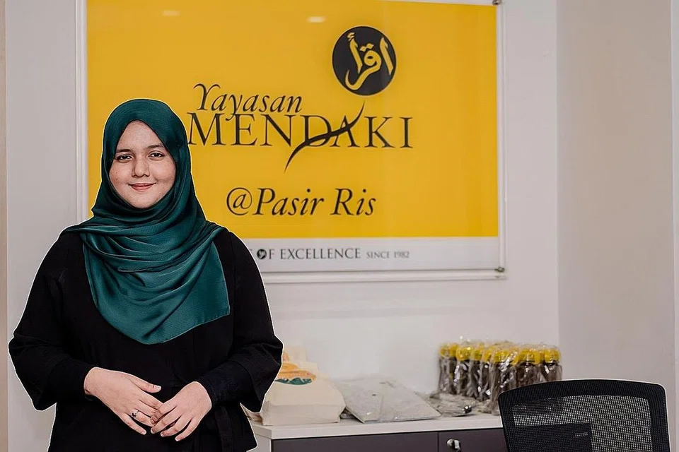 BERUSAHA BERI YANG TERBAIK: Sebagai penasihat penjagaan, salah satu matlamat Cik Yasmin Ibrahim ialah memastikan beliau dapat memperkasakan klien atau keluarga yang datang meminta nasihat atau bantuan agar dapat berdikari. - Foto BH oleh NUR DIYANA TAHA