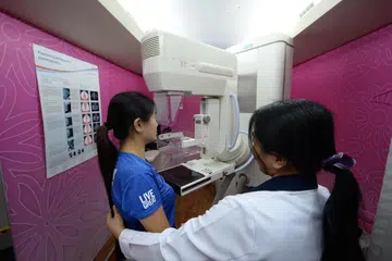 JALANI PEMERIKSAAN: Tahun ini, tema kempen Bulan Kesedaran Barah Buah Dada (BCAM) adalah ‘Keeping Her In The Picture’ sebagai seruan bagi semua, termasuk golongan lelaki, untuk mengingati dan menggalak wanita dalam hidup mereka supaya menjalani pemeriksaan buah dada jika layak.
