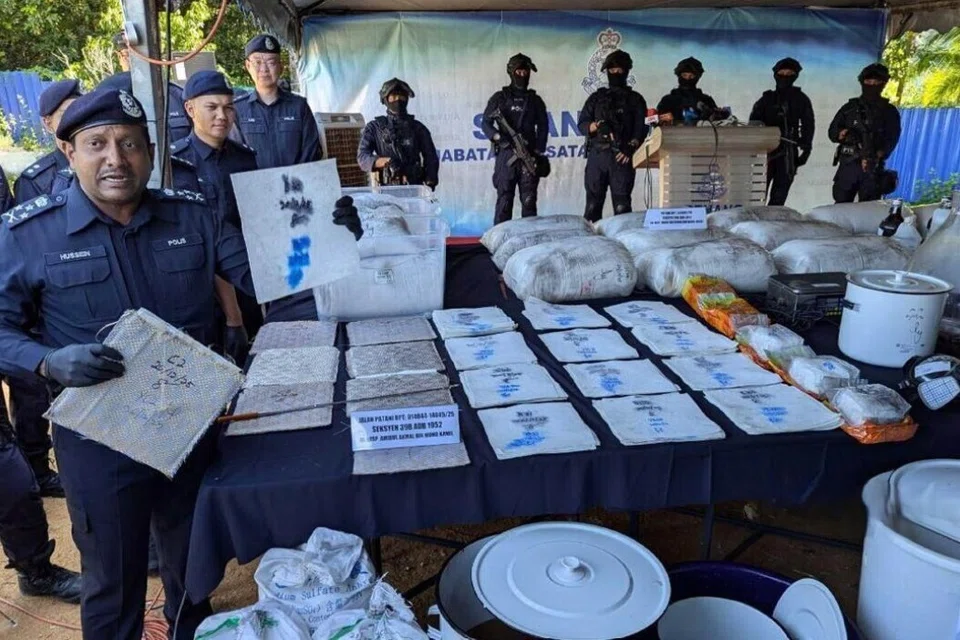 Pengarah Jabatan Siasatan Jenayah Narkotik Bukit Aman, Datuk Hussein Omar Khan (kiri), berkata pelbagai rampasan dadah dan peralatan bernilai RM38 juta dilakukan selepas membongkar makmal dadah dalam kebun durian di Teluk Bahang dengan, Pulau Pinang. 