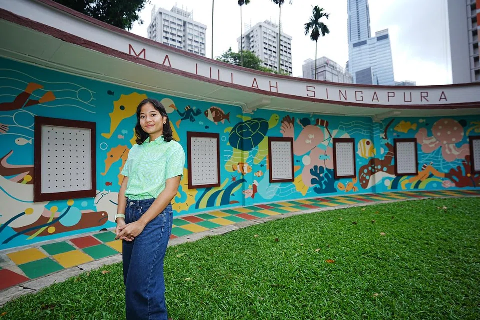 WAJAH BAHARU: Cik Nur Aida Sa’ad, 33 tahun, telah menghasilkan lukisan mural bertajuk ‘Deep Pool Diving’ di bekas tapak Kolam Renang Yan Kit yang terletak di Tanjong Pagar.