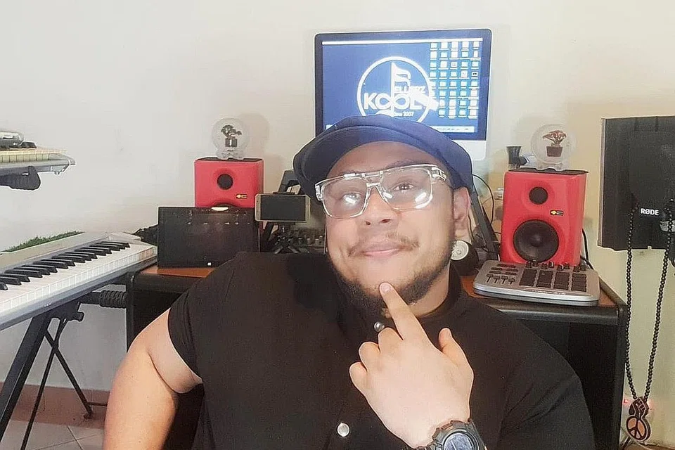 BUKAN MASA BERMALAS: Rapper Singapura, Atrez, yang mencari rezeki di Kuala Lumpur, meluangkan masa sepanjang Perintah Kawalan Pergerakan selama 14 hari yang bermula di Malaysia Rabu lalu, sebagai masa menjana irama 'jingle', memikirkan pelan perniagaan dan memuatnaikkan klip video khas 'Lockdown' di YouTube yang meninjau kegiatannya di rumah. - Foto ihsan ATREZ