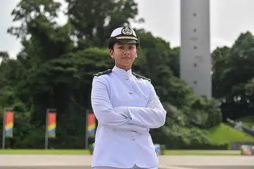 PENUHI CITA-CITA: Iffa Daniesha Mohamad Raihan Hafidz, pegawai tentera laut wanita Melayu pertama di Singapura yang mementingkan nilai berkhidmat. - Foto MINDEF