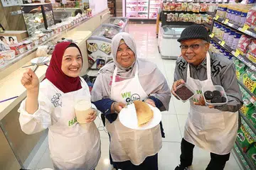 APAM BALIK ANEKA PERISA: Dalam episod keenam Jaguh Memasak, Cik Roza (tengah) akan menunjukkan wartawan Berita Harian Natasha Mustafa dan artis Husin Saaban cara memasak apam balik. - Foto BH oleh TIMOTHY DAVID