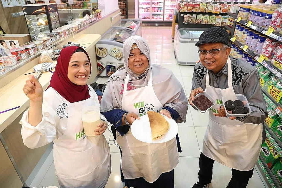 APAM BALIK ANEKA PERISA: Dalam episod keenam Jaguh Memasak, Cik Roza (tengah) akan menunjukkan wartawan Berita Harian Natasha Mustafa dan artis Husin Saaban cara memasak apam balik. - Foto BH oleh TIMOTHY DAVID