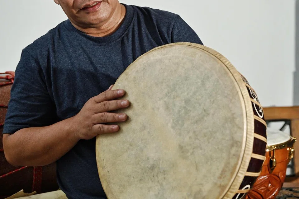 REBANA TRADISIONAL: Encik Yaziz Hassan berkata kerosakan yang boleh berlaku pada rebana tradisional termasuk kulit koyak dan lilitan rotan putus. 