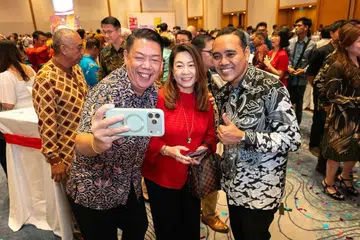 Menteri Negara (Ehwal Luar merangkap Ehwal Dalam Negeri) Encik Zhulkarnain Abdul Rahim (kanan) bergambar dengan hadirin di Majlis Resepsi Hari Kebangsaan Singapura yang dianjurkan oleh Konsulat Jeneral Singapura di Batam, Indonesia, pada 3 September.