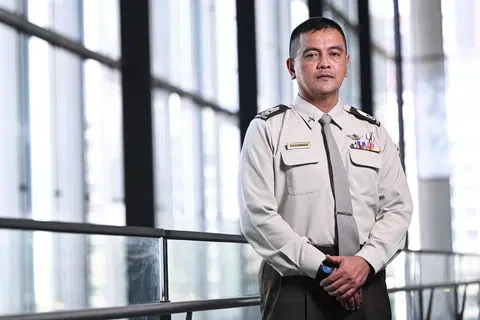 Pegawai Pemerintah Sekolah Vokasional Keselamatan dan Kepolisan di Institut Latihan Pertahanan Pulau (IDTI), Pegawai Waran Kanan (SWO) Zulkarnaen Hussain, dinaikkan pangkat kepada Ketua Pegawai Waran (CWO), mulai 1 Julai.