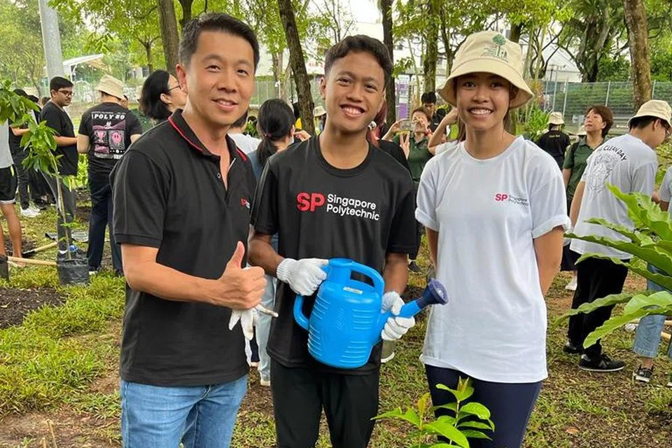 MESRA ALAM: Timbalan Pengarah Kanan, Kluster Kejuruteraan, Politeknik Singapura, Encik Chong Chee Wei (kiri)  bersama Encik Waiz Zul’Mateen  Mohamad Yusri (tengah), seorang renjer hijau SP yang berusia 18 tahun, semasa Hari Tanam Pokok di SP pada 21 Oktober.