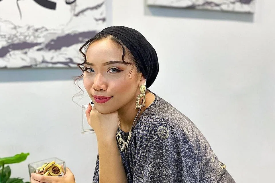 PUPUK SEMANGAT MASYARAKAT: Cik Nurul Iffah Hamad, 22 tahun (gambar atas), mereka projek yang dinamakan 'The Lazzy Diner' yang bertujuan menyediakan satu lagi tempat makanan alternatif bagi penduduk di Punggol dengan berkonsepkan sebuah food-truck dan dilengkapi sebuah aplikasi. - Foto ENCIK HAKIM NORMAN HASSAN