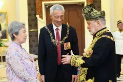 Menteri Kanan Lee Hsien Loong (tengah) dan isteri, Cik Ho Ching, telah menghadiri istiadat pertabalan Yang di-Pertuan Agong Malaysia, Sultan Ibrahim (kanan). Ini kali pertama seorang wakil Singapura diundang ke majlis perasmian raja Malaysia, yang diadakan setiap lima tahun.
