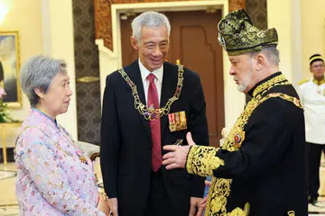 Menteri Kanan Lee Hsien Loong (tengah) dan isteri, Cik Ho Ching, telah menghadiri istiadat pertabalan Yang di-Pertuan Agong Malaysia, Sultan Ibrahim (kanan). Ini kali pertama seorang wakil Singapura diundang ke majlis perasmian raja Malaysia, yang diadakan setiap lima tahun.