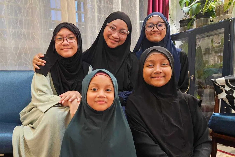 (Lawan arah jam dari kanan barisan belakang) Pelajar Cordova Auni Mardhiah Noor Sharif bersama ibunya, Cik Siti Mardiana Mohamed Amin, dan adik-adiknya, Safiya Humaira Noor Sharif, Hanis Shafwah Noor Sharif dan Zahra Zulaikha Noor Sharif. Mereka sekeluarga pelajar di Cordova. 