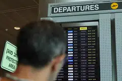 Seorang penumpang memeriksa papan maklumat penerbangan ketika berlaku gangguan akibat mogok mengejut kakitangan di Lapangan Terbang Ben Gurion di Lod, dekat Tel Aviv, pada 20 Ogos. Sektor penerbangan di rantau itu kini berdepan ketidaktentuan baharu susulan peningkatan konflik Amerika Syarikat-Iran, yang menyebabkan beberapa penerbangan dibatalkan atau lewat dan syarikat penerbangan mengubah laluan bagi mengelakkan ruang udara berisiko