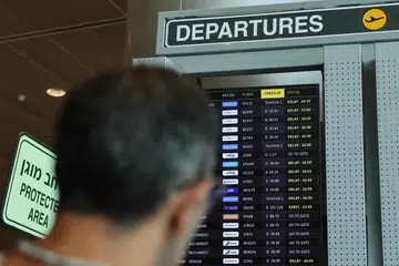 Seorang penumpang memeriksa papan maklumat penerbangan ketika berlaku gangguan akibat mogok mengejut kakitangan di Lapangan Terbang Ben Gurion di Lod, dekat Tel Aviv, pada 20 Ogos. Sektor penerbangan di rantau itu kini berdepan ketidaktentuan baharu susulan peningkatan konflik Amerika Syarikat-Iran, yang menyebabkan beberapa penerbangan dibatalkan atau lewat dan syarikat penerbangan mengubah laluan bagi mengelakkan ruang udara berisiko