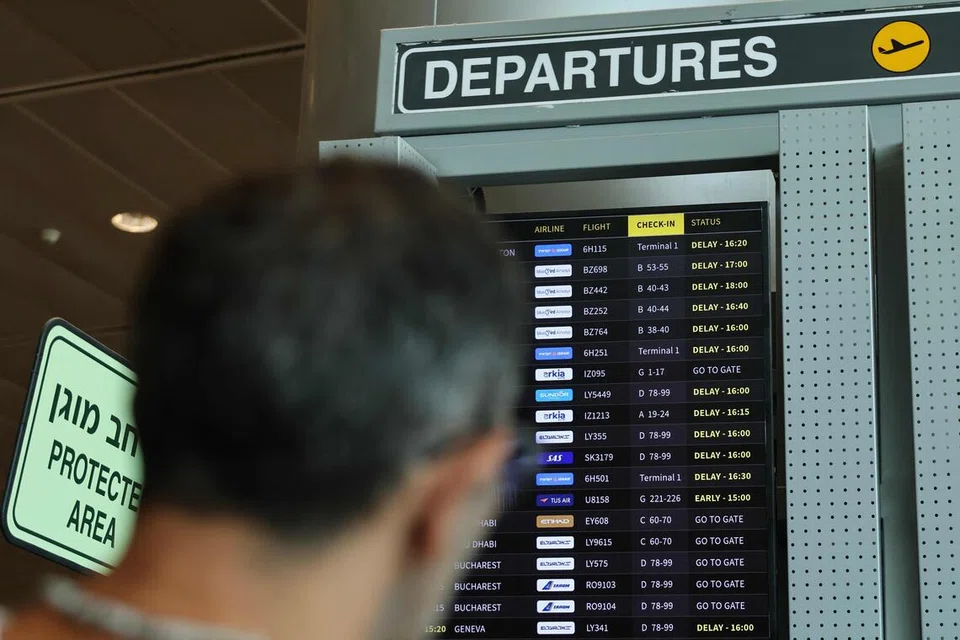 Seorang penumpang memeriksa papan maklumat penerbangan ketika berlaku gangguan akibat mogok mengejut kakitangan di Lapangan Terbang Ben Gurion di Lod, dekat Tel Aviv, pada 20 Ogos. Sektor penerbangan di rantau itu kini berdepan ketidaktentuan baharu susulan peningkatan konflik Amerika Syarikat-Iran, yang menyebabkan beberapa penerbangan dibatalkan atau lewat dan syarikat penerbangan mengubah laluan bagi mengelakkan ruang udara berisiko