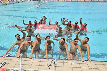 BERKUASA SEMULA: Pasukan polo air lelaki Singapura merampas semula pingat emas Sukan SEA pada Selasa setelah menang semua perlawanan pusingan mereka. Sedang mereka gembira naik takhta semula, pasukan floorball wanita terus kekal menjadi ratu rantau ini dengan menumbangkan Thailand 4-2 dalam aksi final yang sengit. - Foto-foto ST