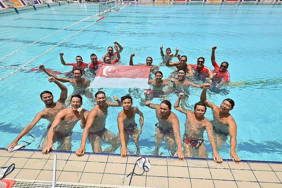 BERKUASA SEMULA: Pasukan polo air lelaki Singapura merampas semula pingat emas Sukan SEA pada Selasa setelah menang semua perlawanan pusingan mereka. Sedang mereka gembira naik takhta semula, pasukan floorball wanita terus kekal menjadi ratu rantau ini dengan menumbangkan Thailand 4-2 dalam aksi final yang sengit. - Foto-foto ST