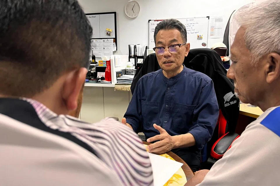 Encik Nassir Siraj (berbaju biru) memberi penerangan kepada noja masjid. Beliau berharap dapat menjadikan Masjid Alkaff Kampung Melayu, sebagai masjid mesra alam yang dikunjungi ramai jemaah. 