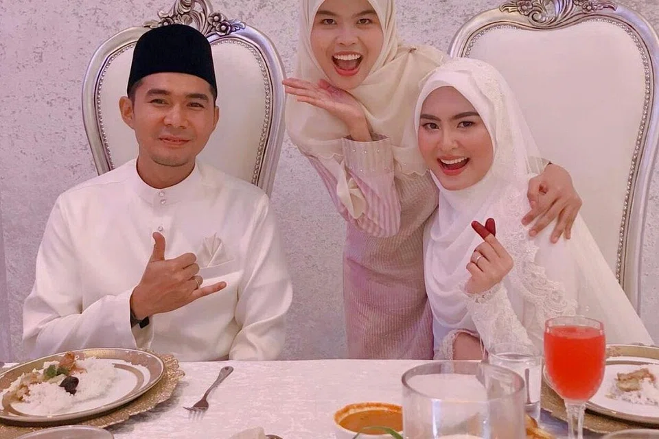 MEMPELAI BAHAGIA: Wany Hasrita selamat diijabkabulkan dengan jejaka pilihannya yang merupakan karyawan penerbangan, Mohd Al-Adib Fahmi Harun. Mereka bergambar bersama rakan baik Wany dan penyanyi, Wani Syaz. Foto INSTAGRAM WANI SYAZ