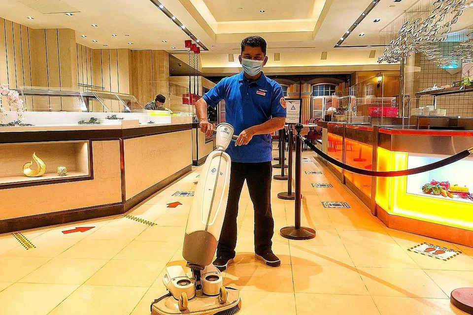 SYARIKAT AMBIL BERAT: Encik Abdul Jalil (gambar atas) diberi waktu kerja fleksibel dek keadaan kesihatannya selepas mengalami serangan jantung pada 2019 dan diberi peranan kerja baru dalam jabatan perkemasan di hotel Royal Plaza on Scotts apabila tugasnya sebagai pegawai concierge terjejas setelah Covid-19 melanda. - Foto ROYAL PLAZA ON SCOTTS