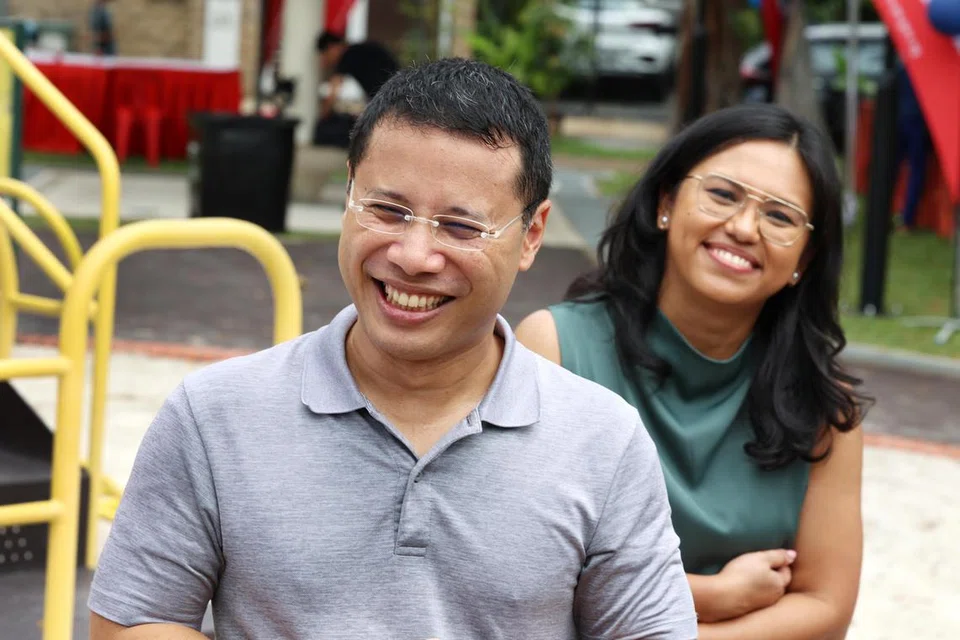Menteri Pembangunan Negara, Encik Desmond Lee, bersama muka baru anggota Parti Tindakan Rakyat (PAP) yang dijangka bertanding dalam Pilihan Raya Umum 2025, Cik Natasha Choy.