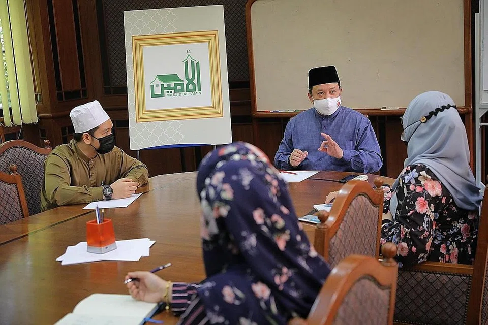 BINCANG PERSIAPAN: Ketua pembelajaran agama Islam Masjid Al-Amin, Ustaz Md Syafiee (kiri) sedang mengadakan perbincangan mengenai persediaan pihak masjid untuk mengadakan program khas sempena Ramadan. Bersama beliau ialah pengerusi masjid, Encik Muhd Khairul Jameel Yahya (dua dari kiri) bersama pegawai masjid lain. - Foto BH oleh ONG WEE JIN