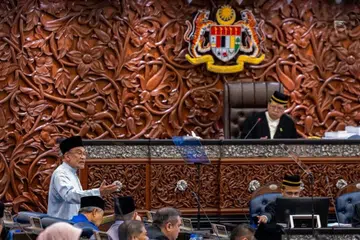 Perdana Menteri Malaysia, Datuk Seri Anwar Ibrahim (kiri), ketika membentangkan Belanjawan 2026 pada sidang Dewan Rakyat 10 Oktober lalu di Parlimen Malaysia.