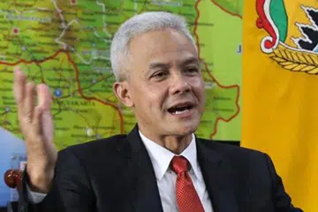 MUNGKIN DIKETEPIKAN: Encik Ganjar Pranowo (gambar atas) dan Encik Anies Baswedan agak popular dalam kalangan pengundi Indonesia, namun tidak terangkum dalam pemimpin tertinggi parti politik di negara itu. - Foto-foto PEJABAT GABENOR JAWA TENGAH, FACEBOOK ANIES BASWEDAN