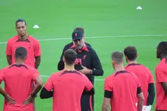 MENJELANG PERLAWANAN: Klopp memberi arahan kepada pemainnya dalam satu latihan terbuka di Stadium Negara.
