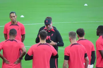 MENJELANG PERLAWANAN: Klopp memberi arahan kepada pemainnya dalam satu latihan terbuka di Stadium Negara.