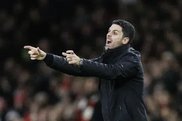 MASALAH VAR: Pengurus Arsenal, Mikel Arteta tidak berpuas hati dengan keputusan video penolong pengadil (VAR) apabila bola disahkan kekal di dalam padang oleh Jarrod Bowen yang akhirnya menyebabkan Arsenal dibolosi gol. 