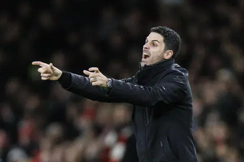 MASALAH VAR: Pengurus Arsenal, Mikel Arteta tidak berpuas hati dengan keputusan video penolong pengadil (VAR) apabila bola disahkan kekal di dalam padang oleh Jarrod Bowen yang akhirnya menyebabkan Arsenal dibolosi gol. 