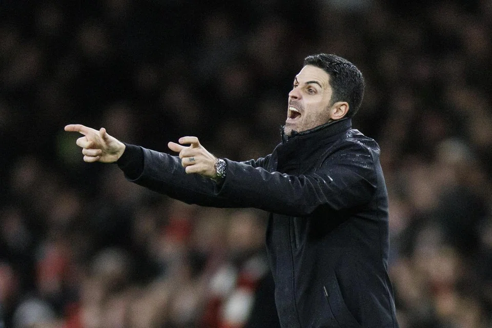 MASALAH VAR: Pengurus Arsenal, Mikel Arteta tidak berpuas hati dengan keputusan video penolong pengadil (VAR) apabila bola disahkan kekal di dalam padang oleh Jarrod Bowen yang akhirnya menyebabkan Arsenal dibolosi gol. 