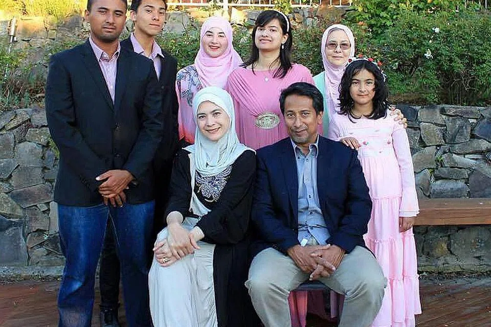 KENANGAN BERSAMA: Allahyarham Dr Husaini (duduk, kanan) bergambar bersama anggota keluarganya. - Foto ihsan KELUARGA ALLAHYARHAM HUSAINI HAFIZ