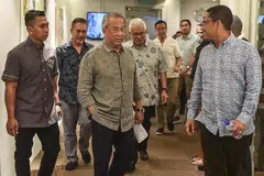 TEMU MEDIA: Pengerusi Perikatan Nasional, Tan Sri Muhyiddin Yassin (tiga dari kiri) tiba untuk menghadiri sidang media di ibu pejabat parti itu di Kuala Lumpur, kelmarin. Turut bersamanya ialah Timbalan Presiden Bersatu, Datuk Seri Ahmad Faizal Azumu (kanan). - Foto AFP