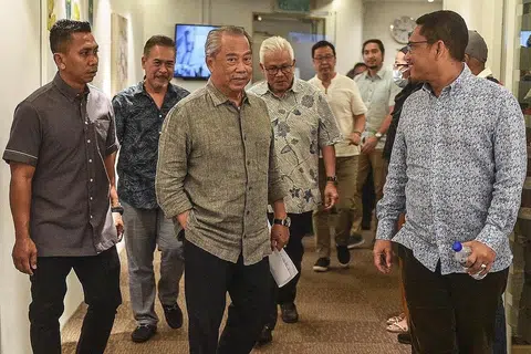 TEMU MEDIA: Pengerusi Perikatan Nasional, Tan Sri Muhyiddin Yassin (tiga dari kiri) tiba untuk menghadiri sidang media di ibu pejabat parti itu di Kuala Lumpur, kelmarin. Turut bersamanya ialah Timbalan Presiden Bersatu, Datuk Seri Ahmad Faizal Azumu (kanan). - Foto AFP