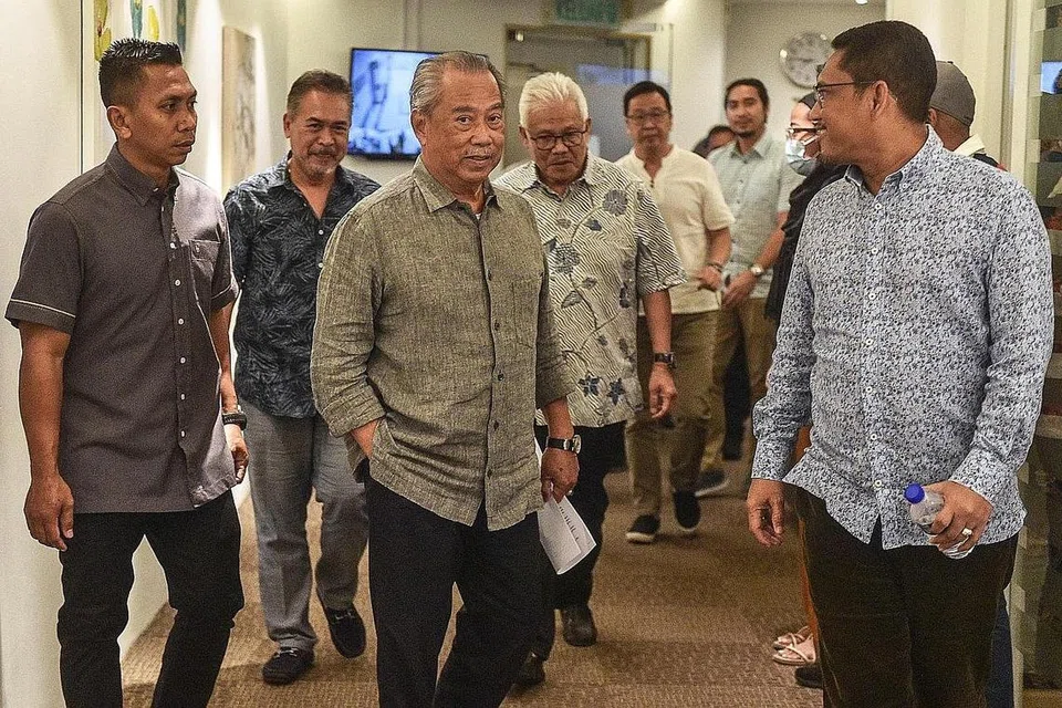 TEMU MEDIA: Pengerusi Perikatan Nasional, Tan Sri Muhyiddin Yassin (tiga dari kiri) tiba untuk menghadiri sidang media di ibu pejabat parti itu di Kuala Lumpur, kelmarin. Turut bersamanya ialah Timbalan Presiden Bersatu, Datuk Seri Ahmad Faizal Azumu (kanan). - Foto AFP