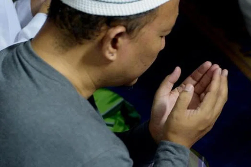 HENING MALAM: Amalkan solat tahajud sebagai antara cara menenangkan hati dan bertawakal pada Allah dalam menghadapi cabaran. - Foto hiasan