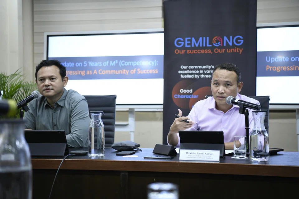 Menteri Negara Kanan (Pertahanan merangkap Tenaga Manusia) Encik Zaqy Mohamad, yang juga Timbalan Pengerusi Mendaki (kiri); dan Mayor Majlis Pembangunan Masyarakat (CDC) South East, Encik Mohd Fahmi Aliman (kanan), di sidang media Laporan 5-Tahun M³ pada 9 Oktober.